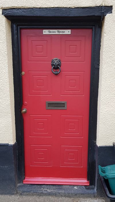 red-door-devon A red door in Chulmleigh