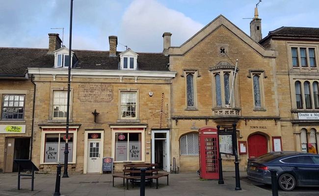 Market Deeping building in the Centre.